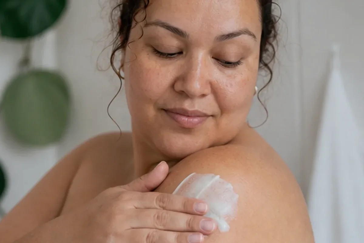 Authentische Beauty-Routine passend zum Thema Selbstbräuner für trockene Haut