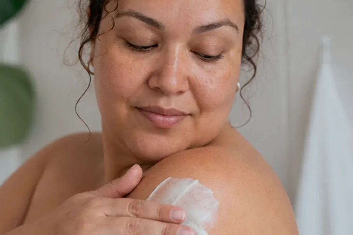 Authentischer Wohlfühlmoment passend zum Beauty-Thema Gesichtsrasierer für die Bikinizone
