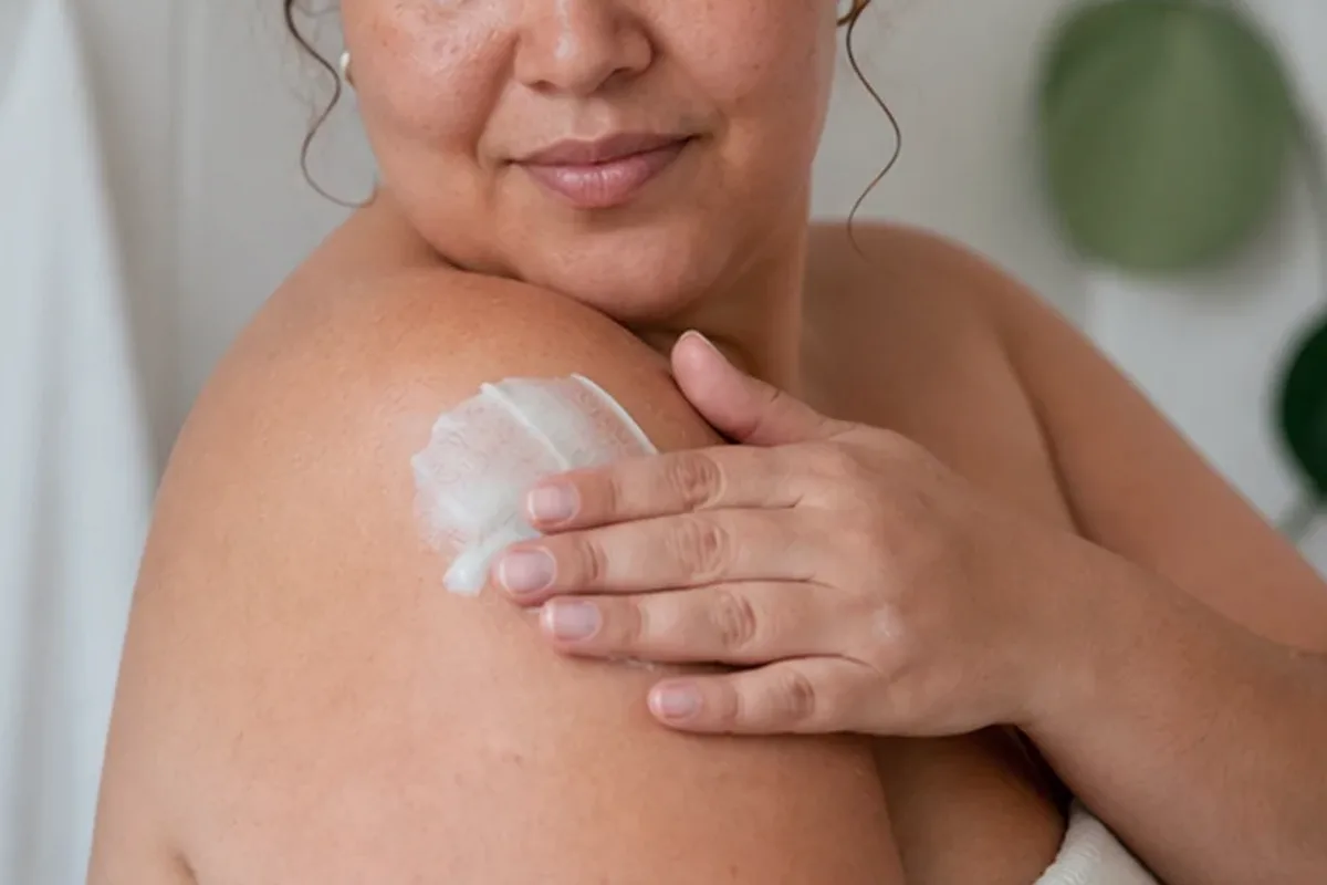 Emotionaler und authentischer Anwendungsmoment rund um Bikinizonen-Trimmer für empfindliche Haut