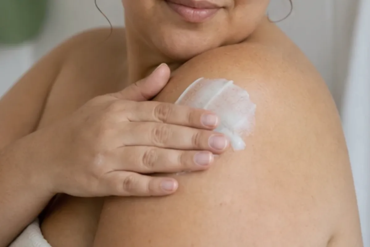 Redaktioneller Beauty-Moment zur Ausgangslage bei Gesichtsrasierer für langanhaltende Glätte