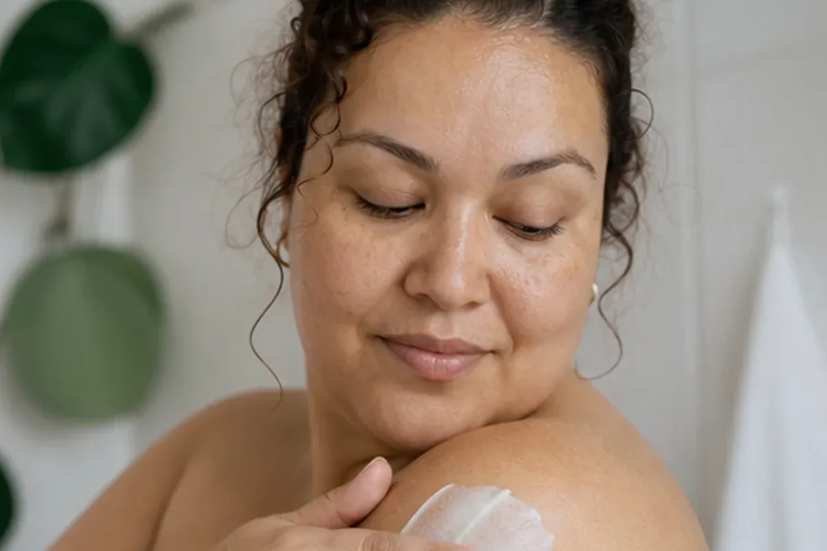 Authentischer Wohlfühlmoment passend zum Beauty-Thema Nagelöl für trockene Haut