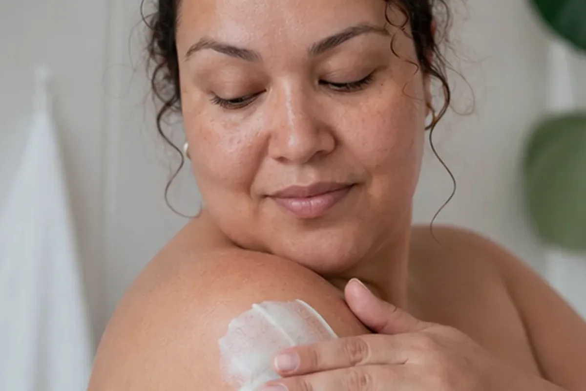 Authentische Beauty-Routine passend zum Thema After-Sun-Pflege für trockene Haut