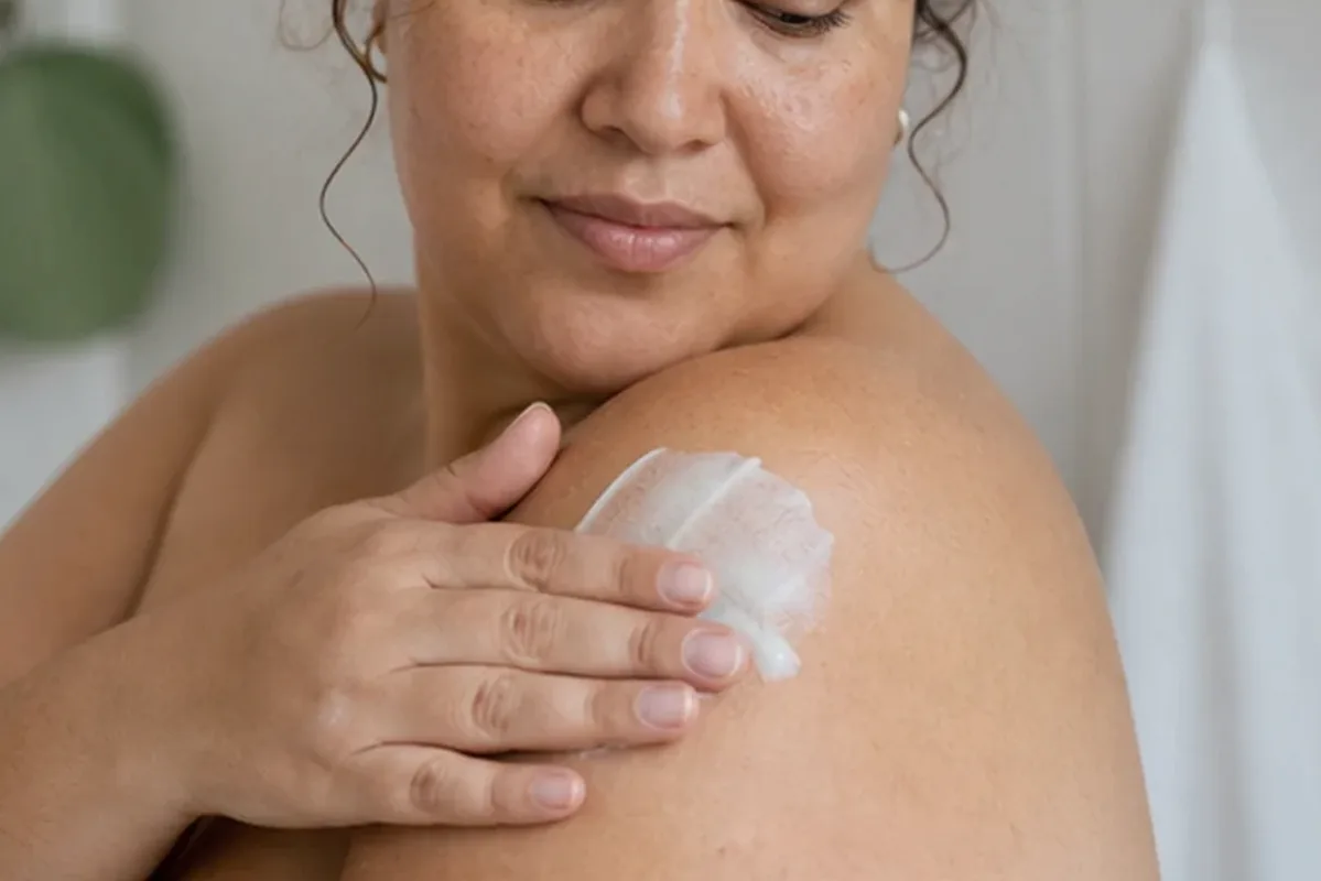 Hochwertige Beauty-Inszenierung zu Auswahlkriterien für Body Butter für trockene Haut