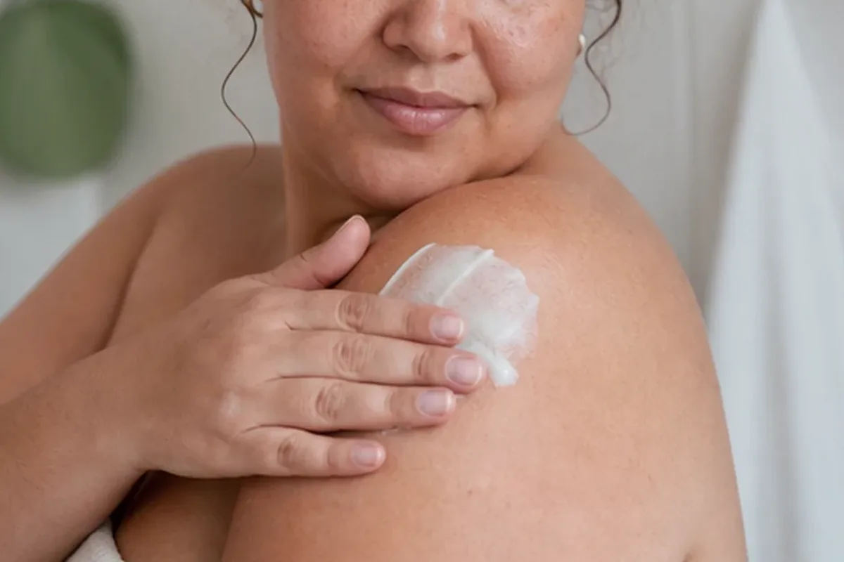 Hochwertige Beauty-Inszenierung zu Auswahlkriterien für Badezusatz bei brüchigen Nägeln