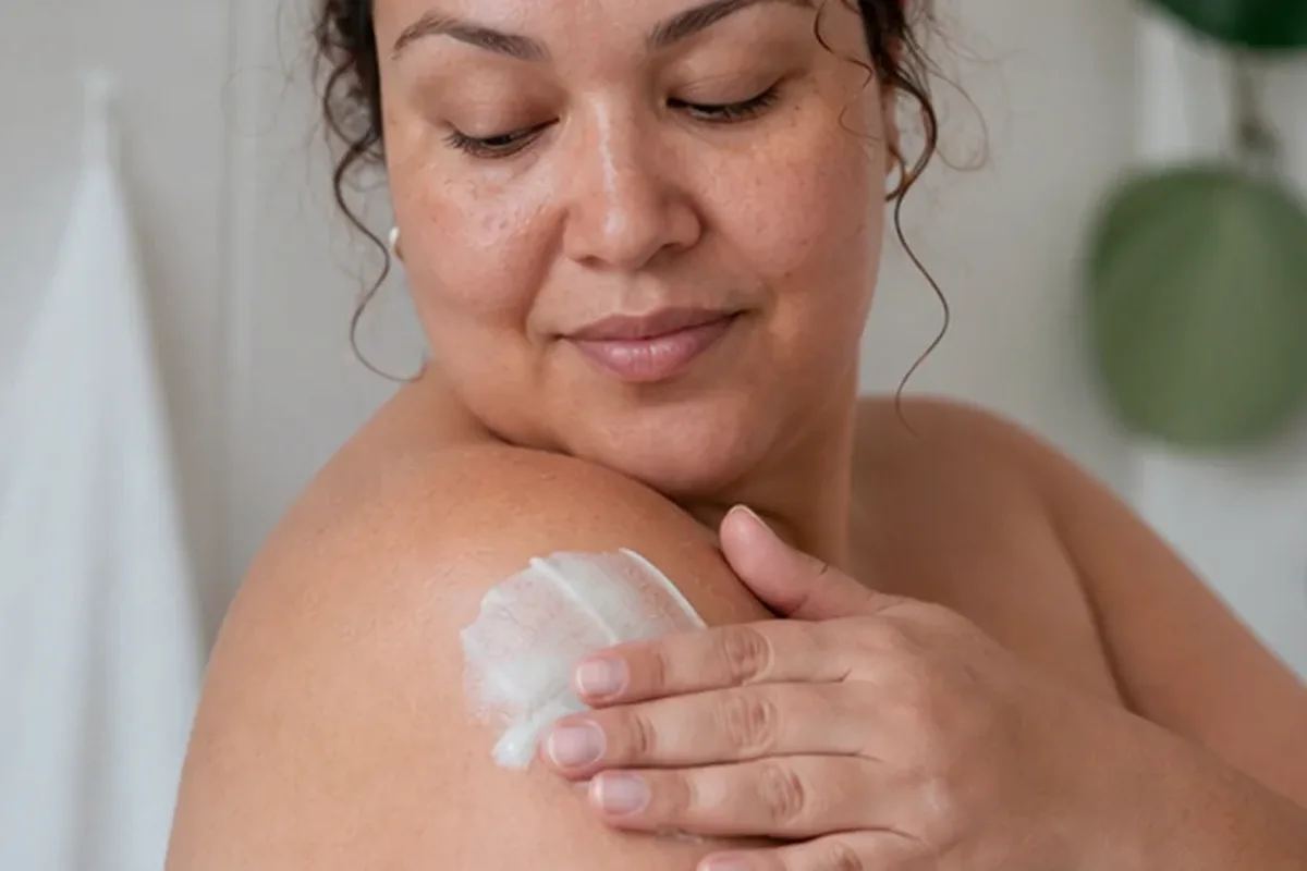 Emotionaler und authentischer Anwendungsmoment rund um Body Butter bei starkem Schwitzen