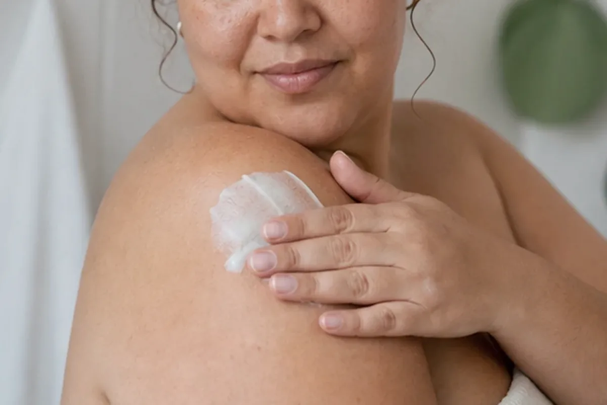 Authentischer Wohlfühlmoment passend zum Beauty-Thema After-Sun-Pflege für raue Haut