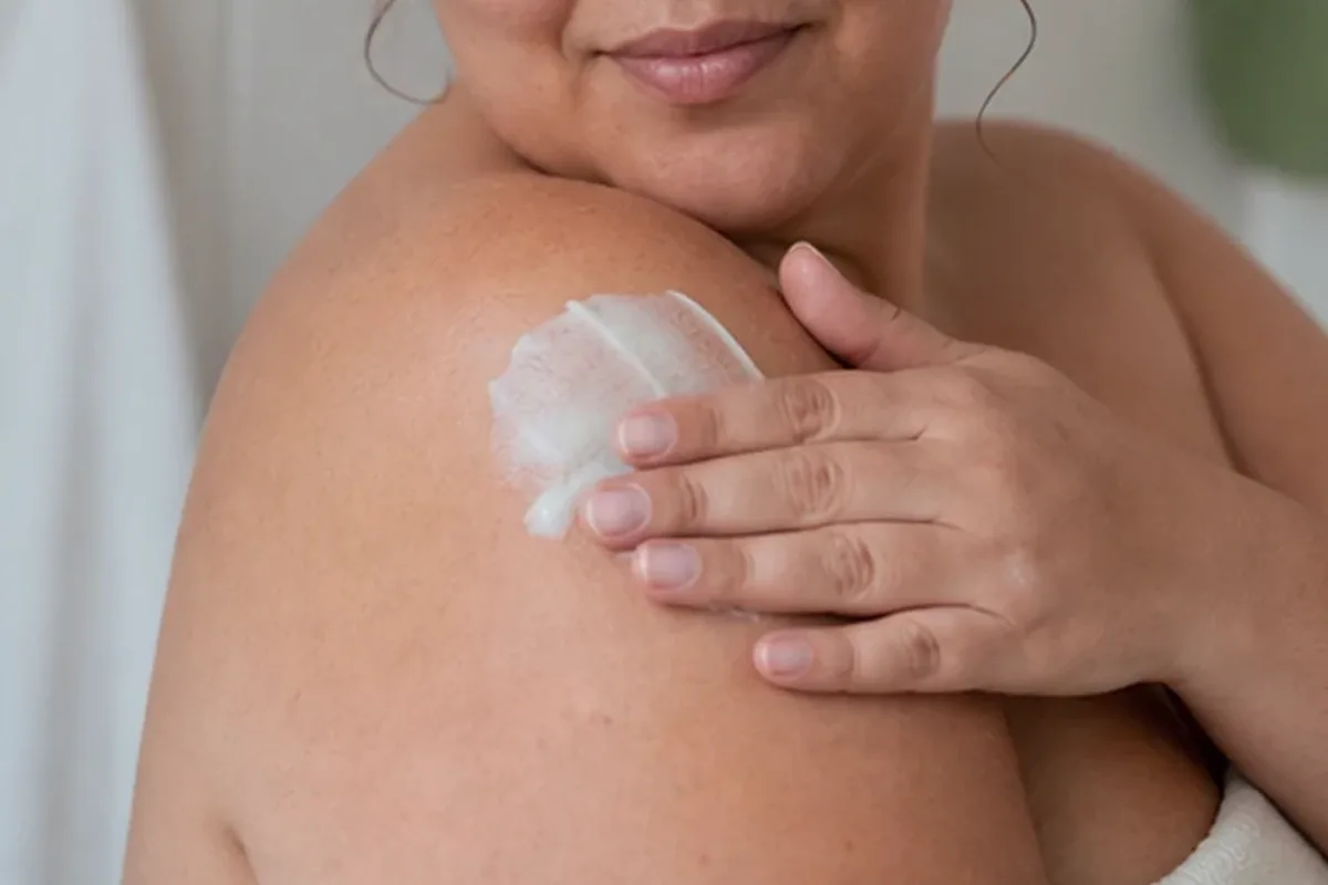 Authentischer Wohlfühlmoment passend zum Beauty-Thema Gesichtsrasierer bei eingewachsenen Haaren