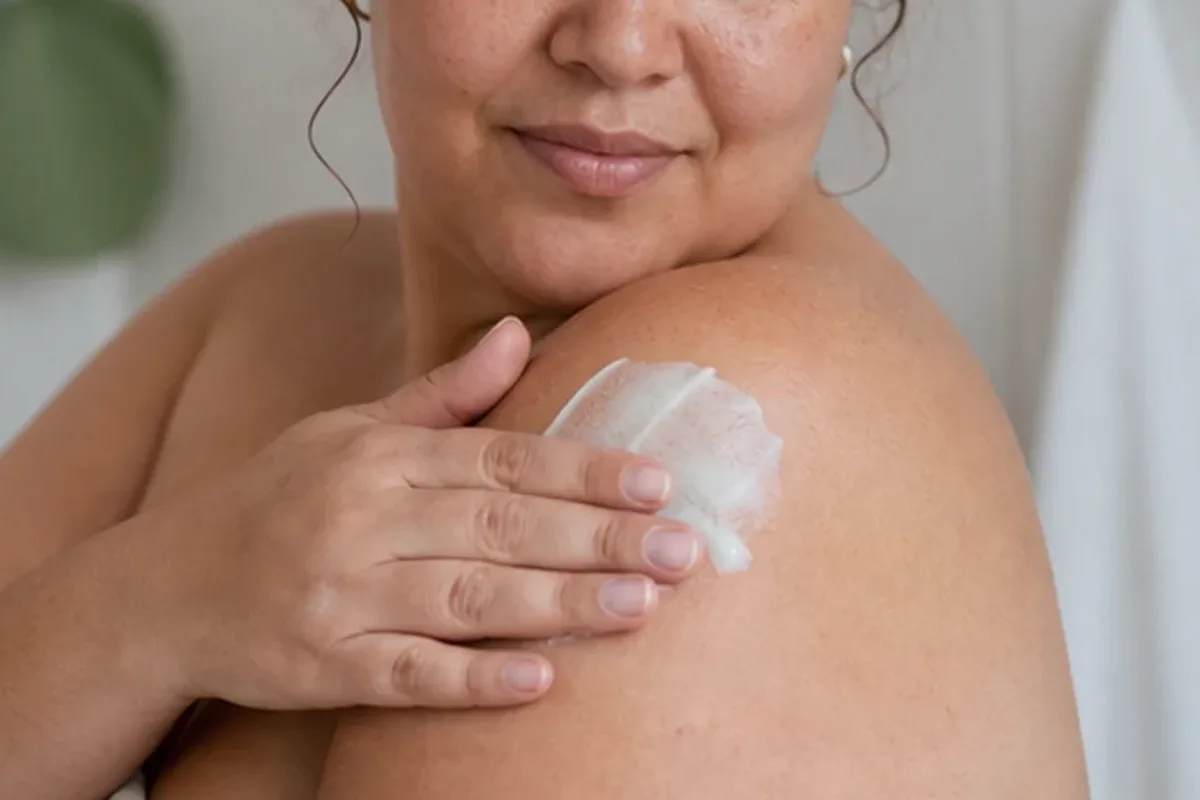 Emotionaler und authentischer Anwendungsmoment rund um Body-Trimmer bei eingewachsenen Haaren