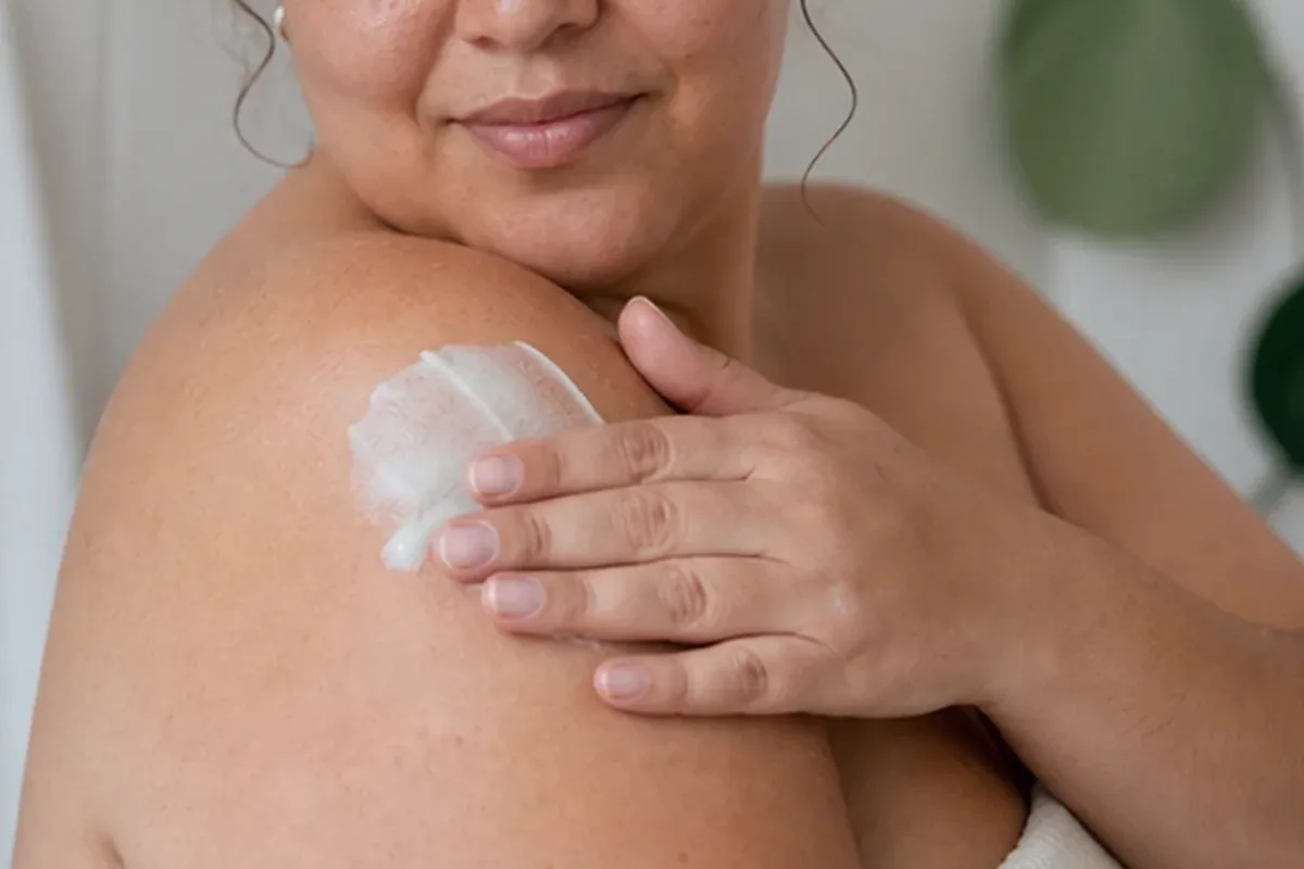 Authentische Beauty-Routine passend zum Thema Sugaring-Paste für die Bikinizone