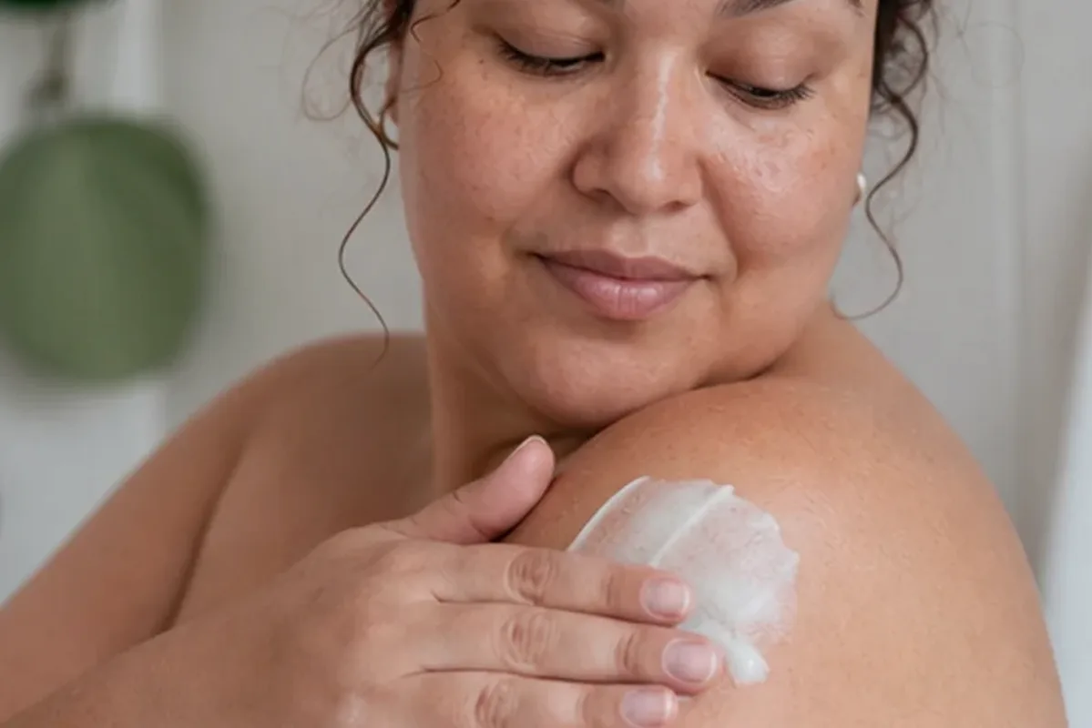 Hochwertige Beauty-Inszenierung zu Auswahlkriterien für Sugaring-Paste für die Bikinizone