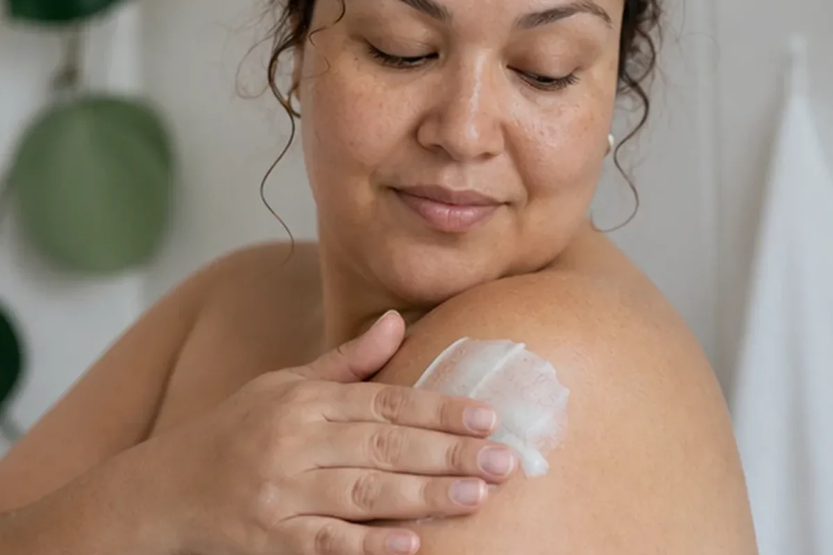Authentischer Wohlfühlmoment passend zum Beauty-Thema Augenbrauen-Trimmer für langanhaltende Glätte