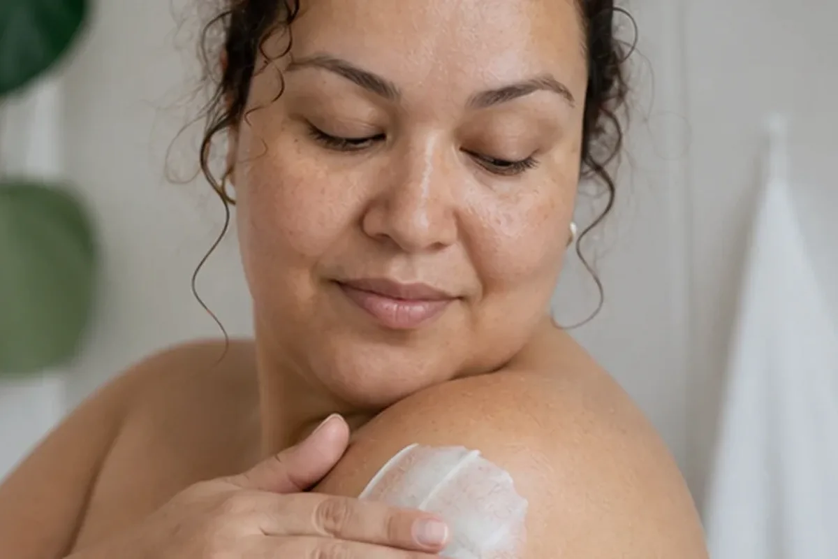Authentischer Wohlfühlmoment passend zum Beauty-Thema Handcreme für beanspruchte Hände