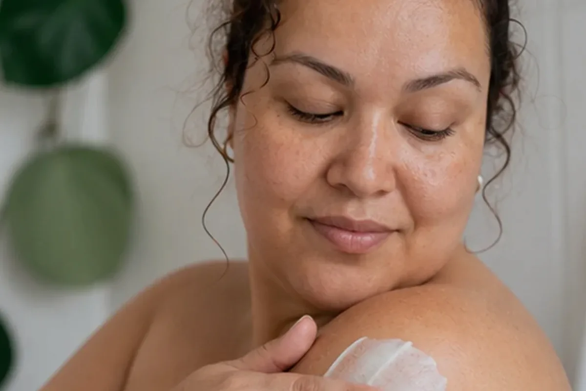 Authentischer Wohlfühlmoment passend zum Beauty-Thema Sugaring-Paste bei eingewachsenen Haaren