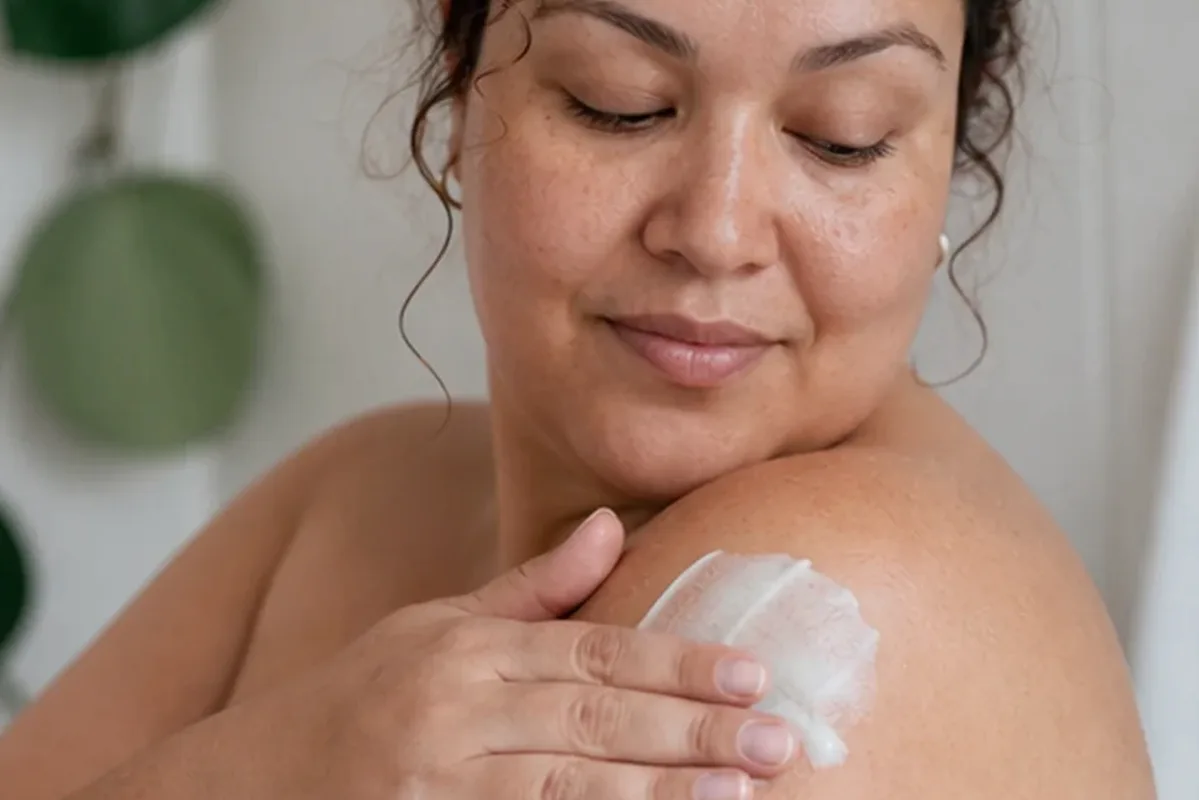 Hochwertige Beauty-Inszenierung zu Auswahlkriterien für Körperöl bei starkem Schwitzen