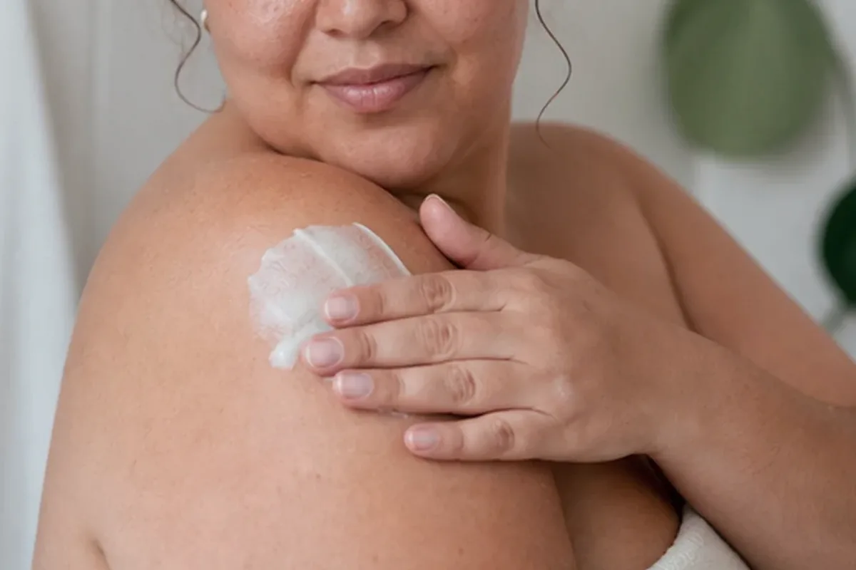 Redaktioneller Beauty-Moment zur Ausgangslage bei Gesichtsrasierer für dunkle Haare