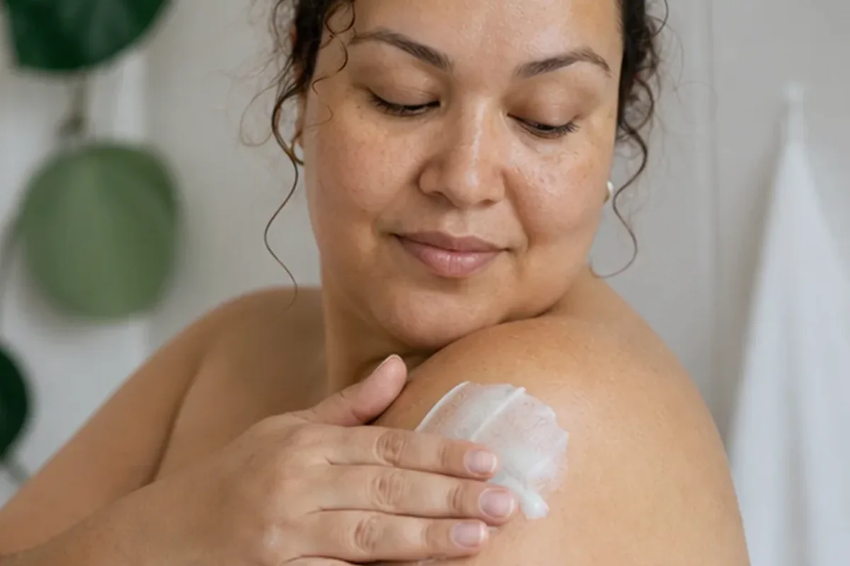 Hochwertige Beauty-Inszenierung zu Auswahlkriterien für After-Shave-Pflege für dunkle Haare