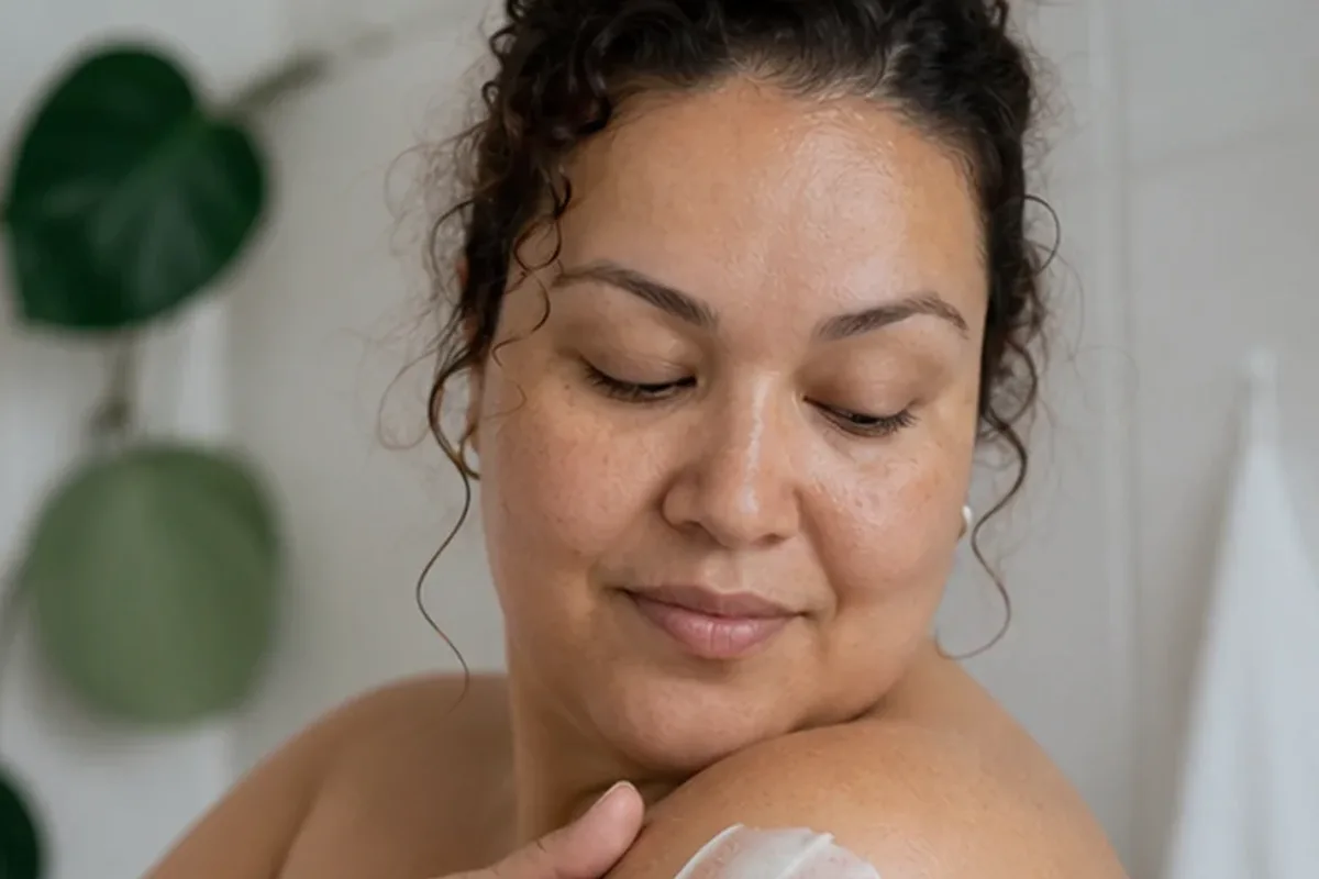 Authentischer Wohlfühlmoment passend zum Beauty-Thema Body Butter für empfindliche Haut