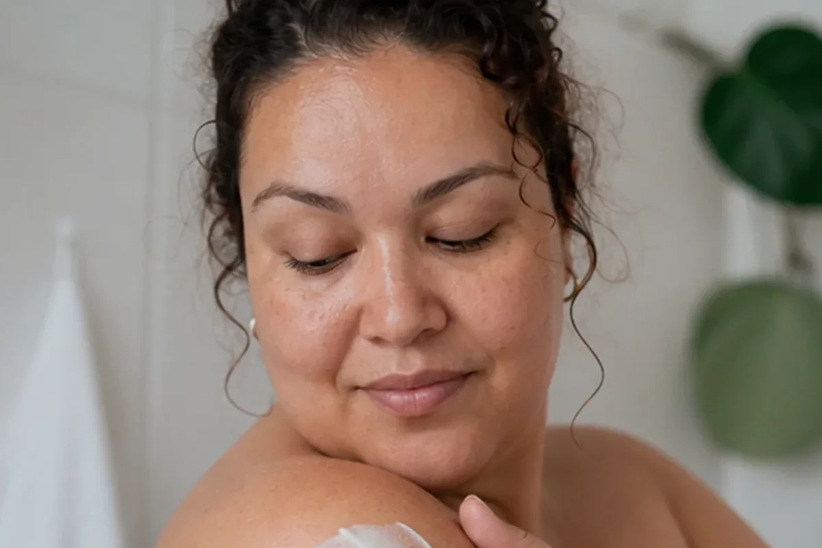 Authentischer Wohlfühlmoment passend zum Beauty-Thema Peeling vor der Rasur für dunkle Haare