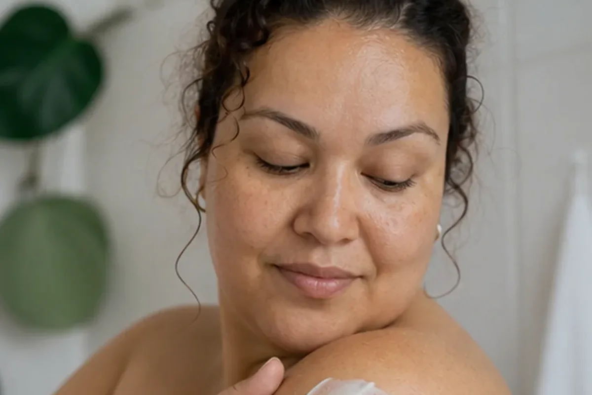 Authentischer Wohlfühlmoment passend zum Beauty-Thema Epilierer bei Rasurbrand