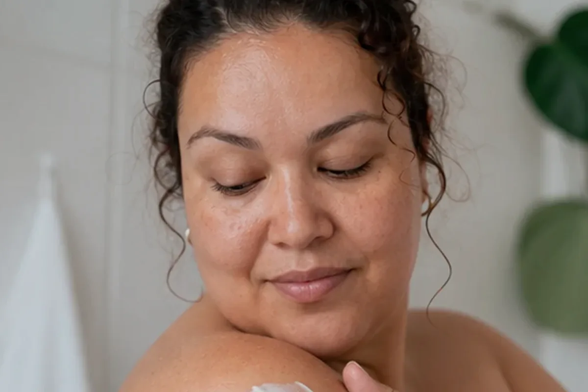 Redaktioneller Beauty-Moment zur Ausgangslage bei Peeling vor der Rasur bei eingewachsenen Haaren