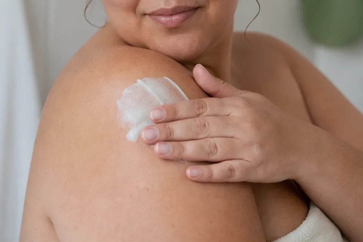 Authentischer Wohlfühlmoment passend zum Beauty-Thema Body-Trimmer für langanhaltende Glätte