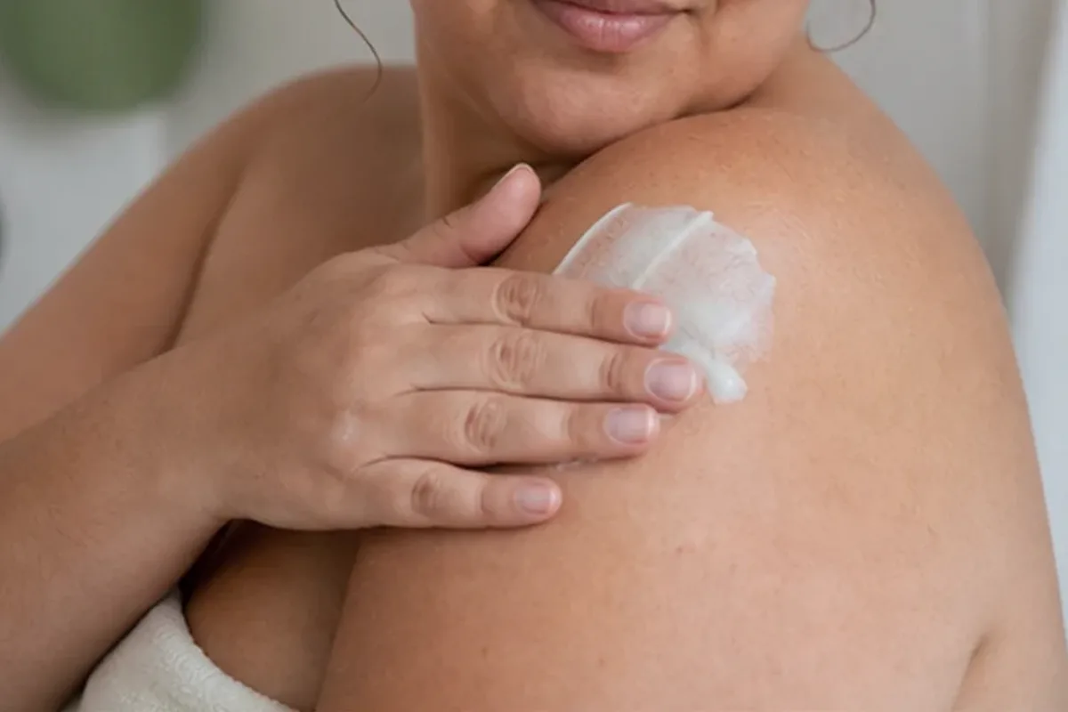 Authentischer Wohlfühlmoment passend zum Beauty-Thema Enthaarungscreme für langanhaltende Glätte