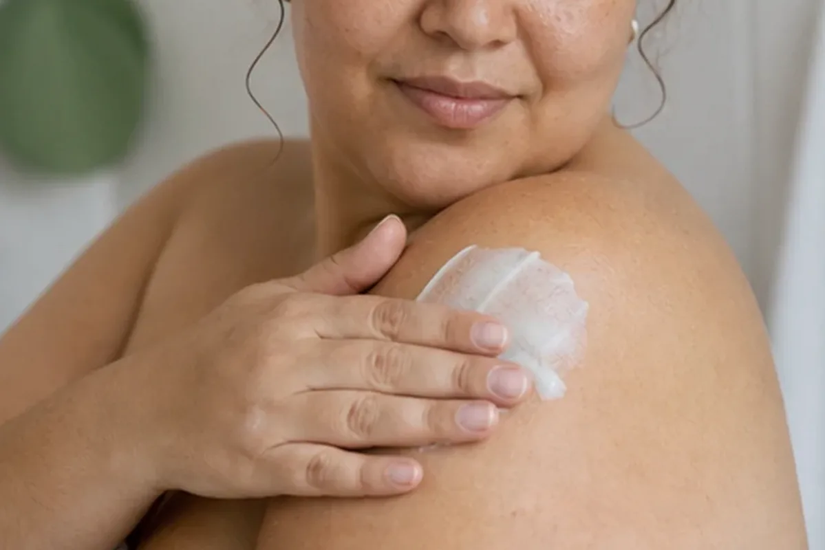 Authentischer Wohlfühlmoment passend zum Beauty-Thema Rasieröl für eine schnelle Anwendung