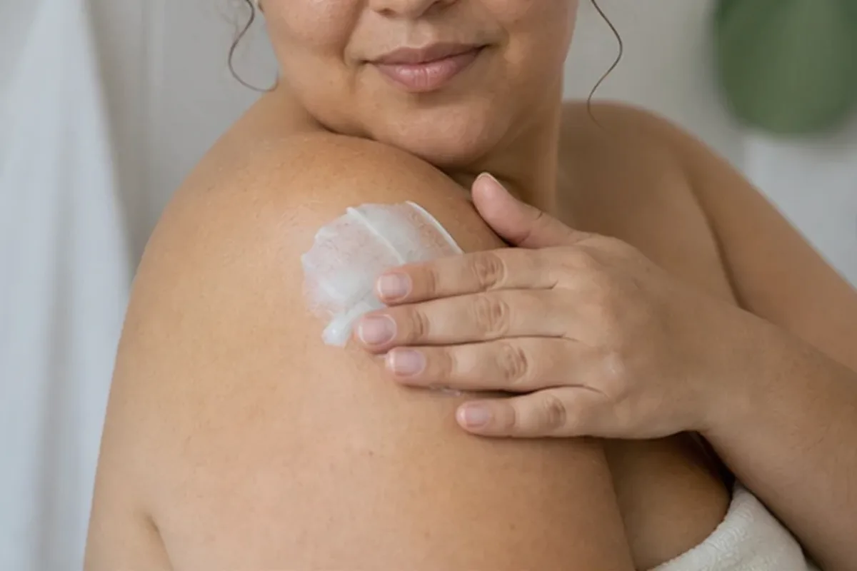 Authentischer Wohlfühlmoment passend zum Beauty-Thema Bikinizonen-Trimmer für eine schnelle Anwendung