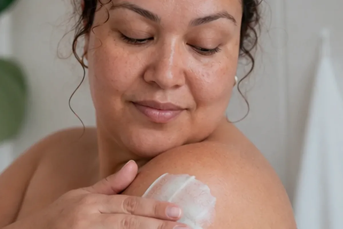 Emotionaler und authentischer Anwendungsmoment rund um Body-Trimmer für empfindliche Haut