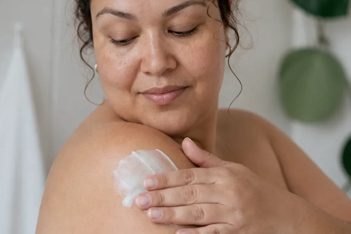 Authentische Beauty-Routine passend zum Thema Körperpeeling bei starkem Schwitzen