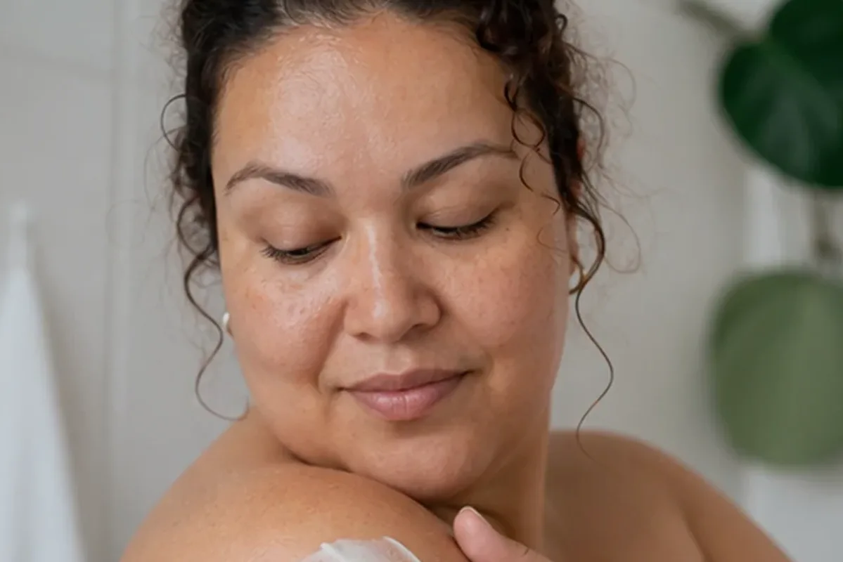 Authentischer Wohlfühlmoment passend zum Beauty-Thema Epilierer für empfindliche Haut