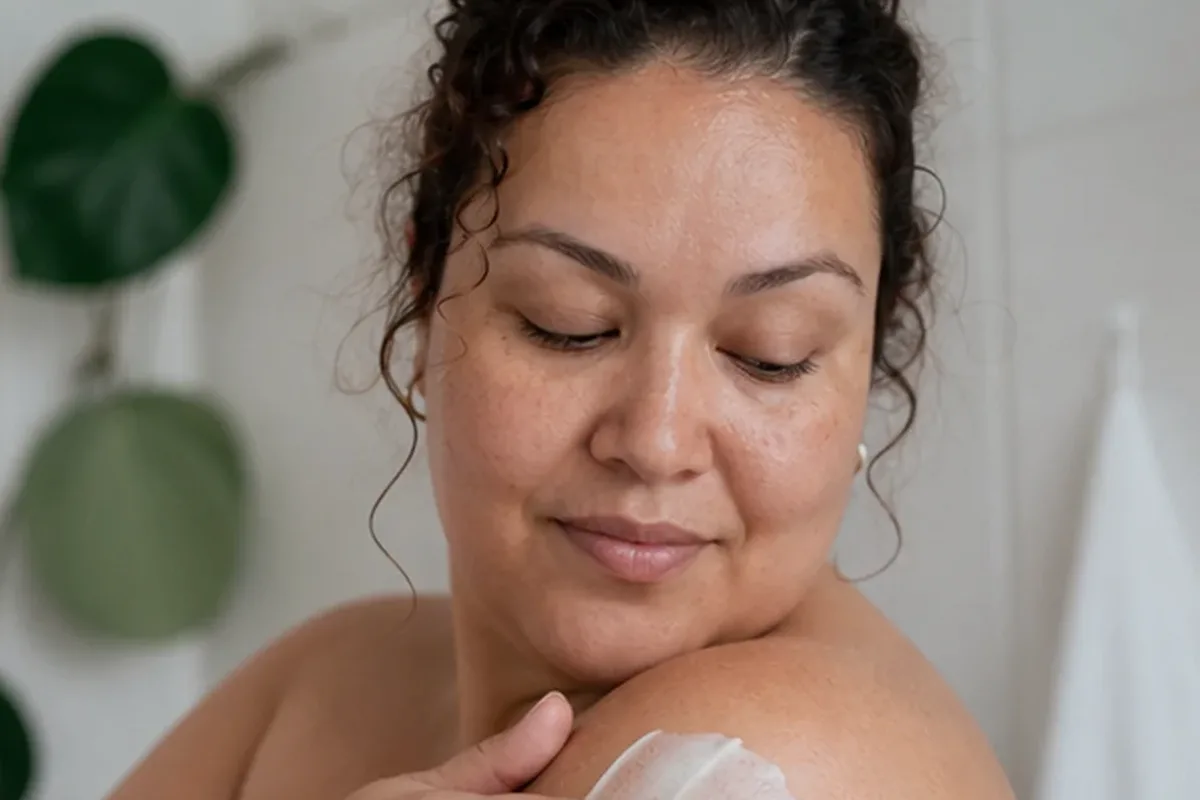Emotionaler und authentischer Anwendungsmoment rund um Deodorant für empfindliche Haut