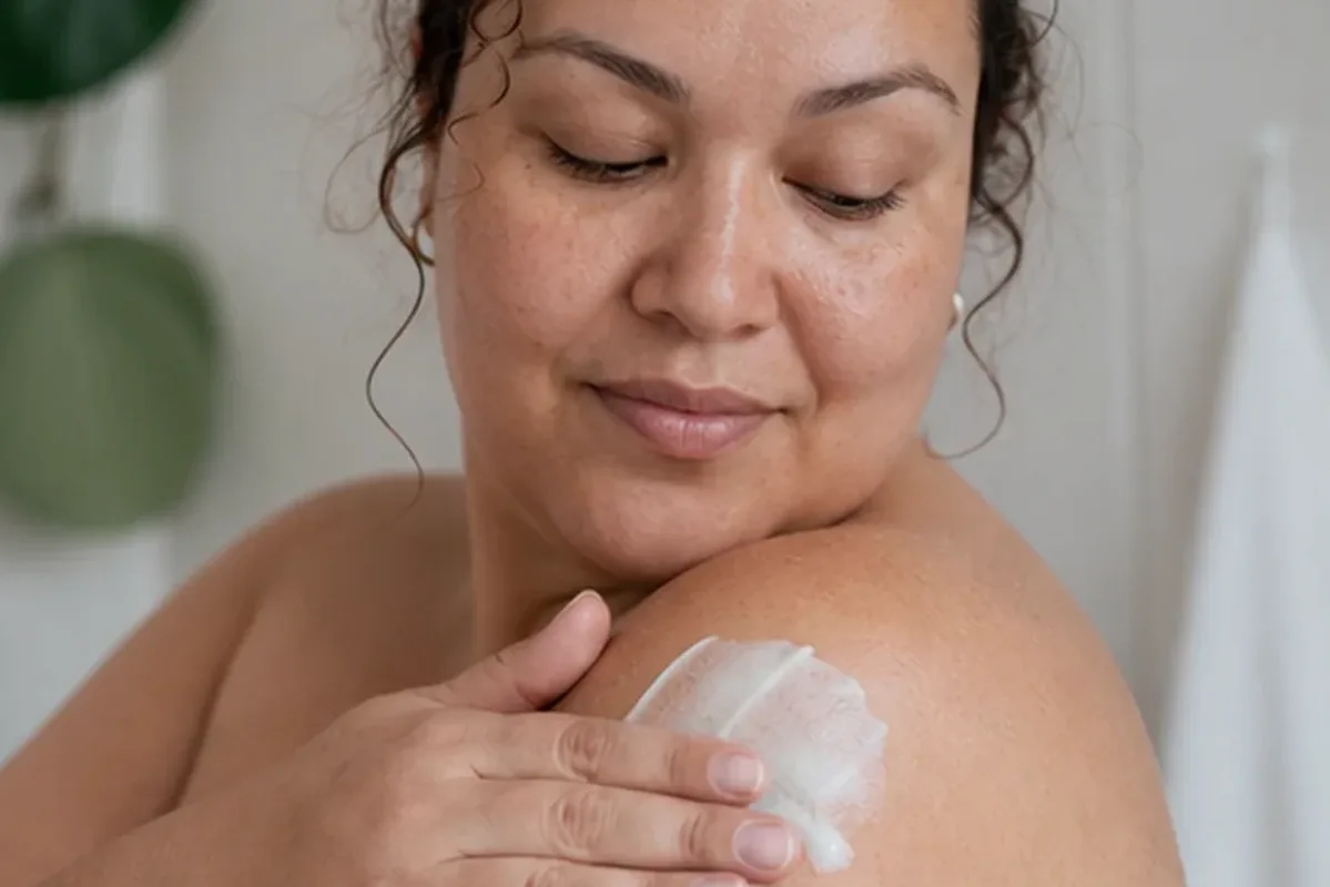 Authentische Beauty-Routine passend zum Thema Körperöl für trockene Haut