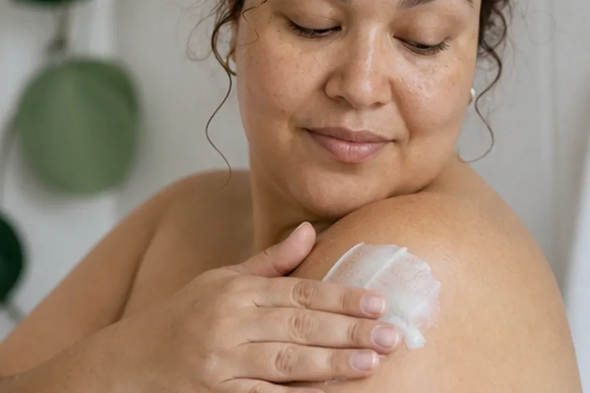 Authentischer Wohlfühlmoment passend zum Beauty-Thema Nassrasierer für eine schnelle Anwendung
