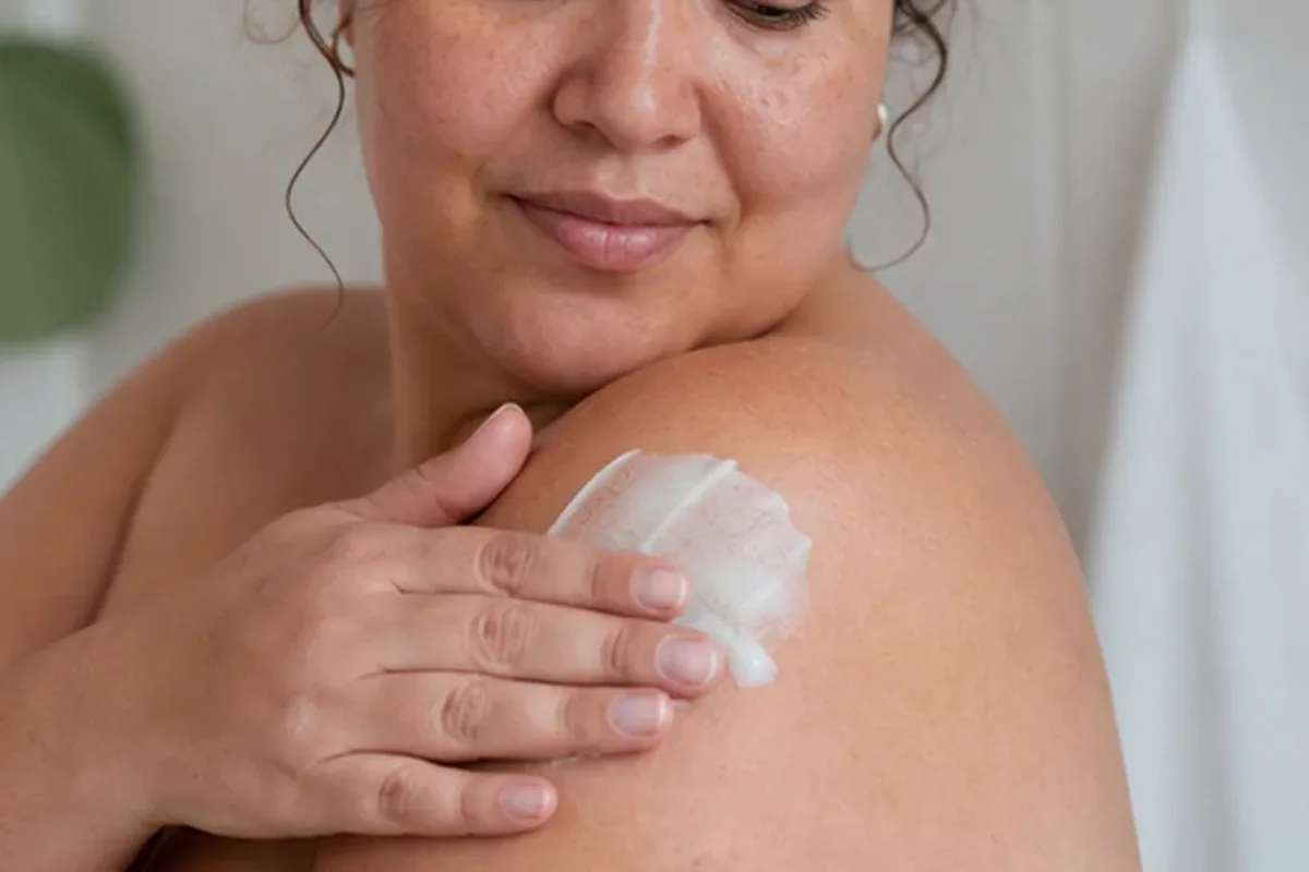 Emotionaler und authentischer Anwendungsmoment rund um Waxing-Set bei Rasurbrand