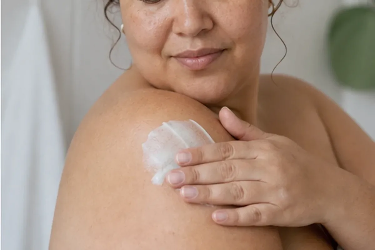 Authentischer Wohlfühlmoment passend zum Beauty-Thema Augenbrauen-Trimmer für empfindliche Haut
