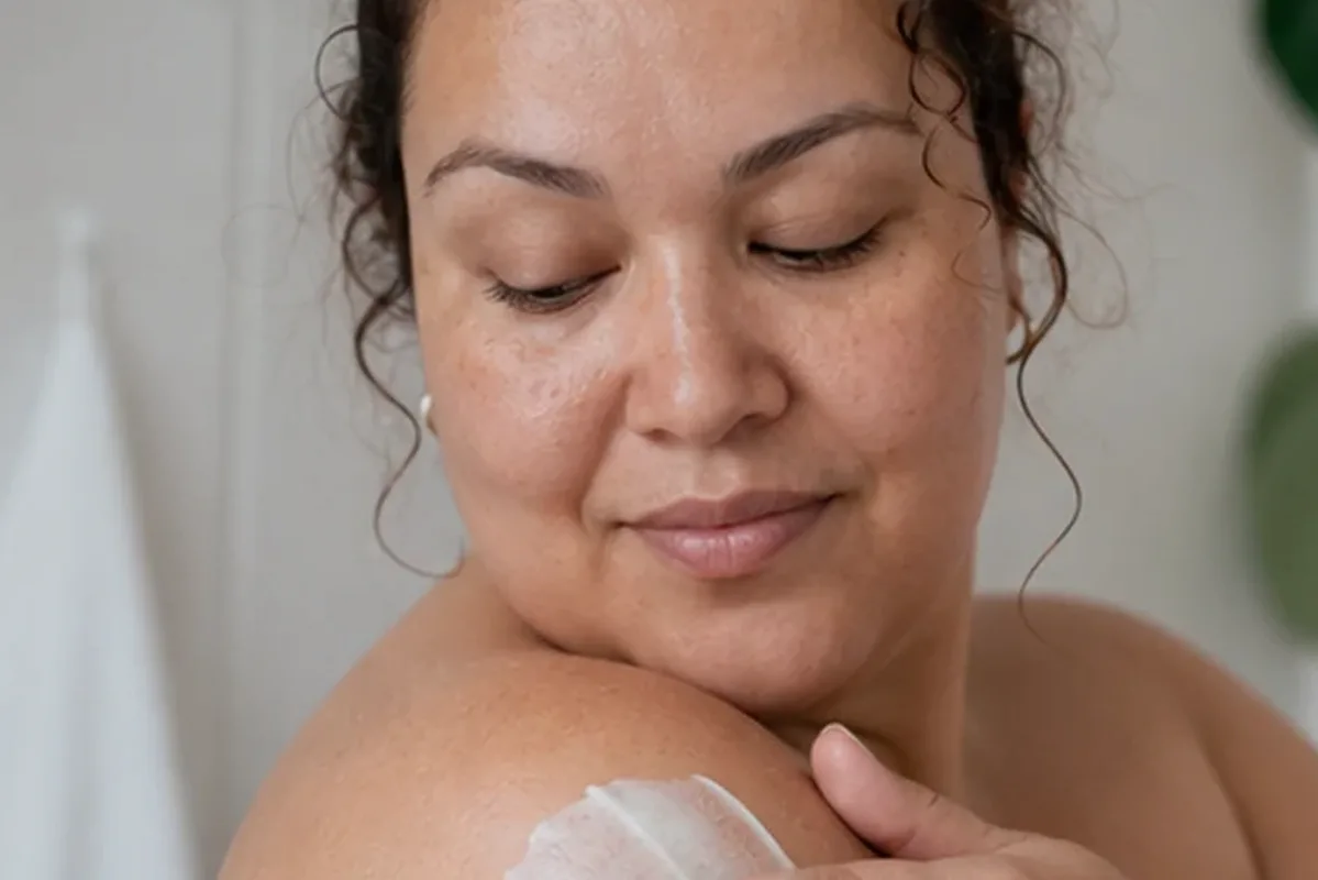 Authentischer Wohlfühlmoment passend zum Beauty-Thema Körperpeeling für empfindliche Haut