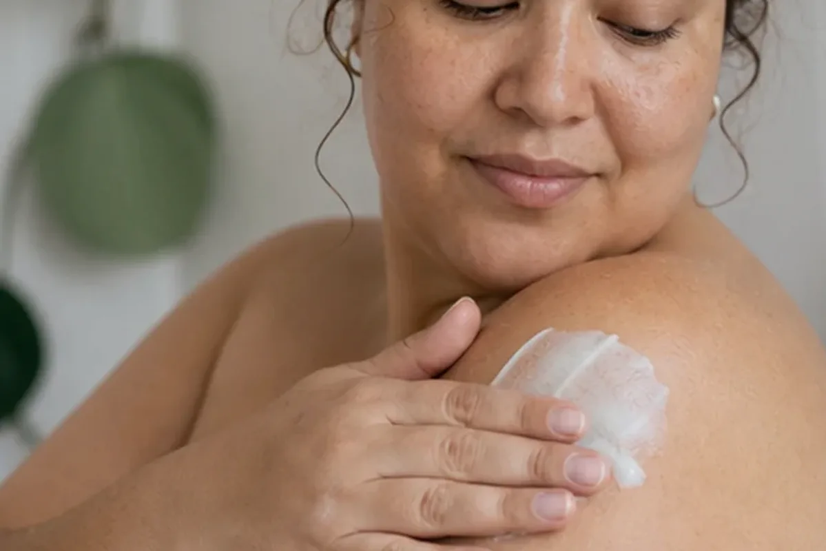 Authentische Beauty-Routine passend zum Thema Nassrasierer für langanhaltende Glätte