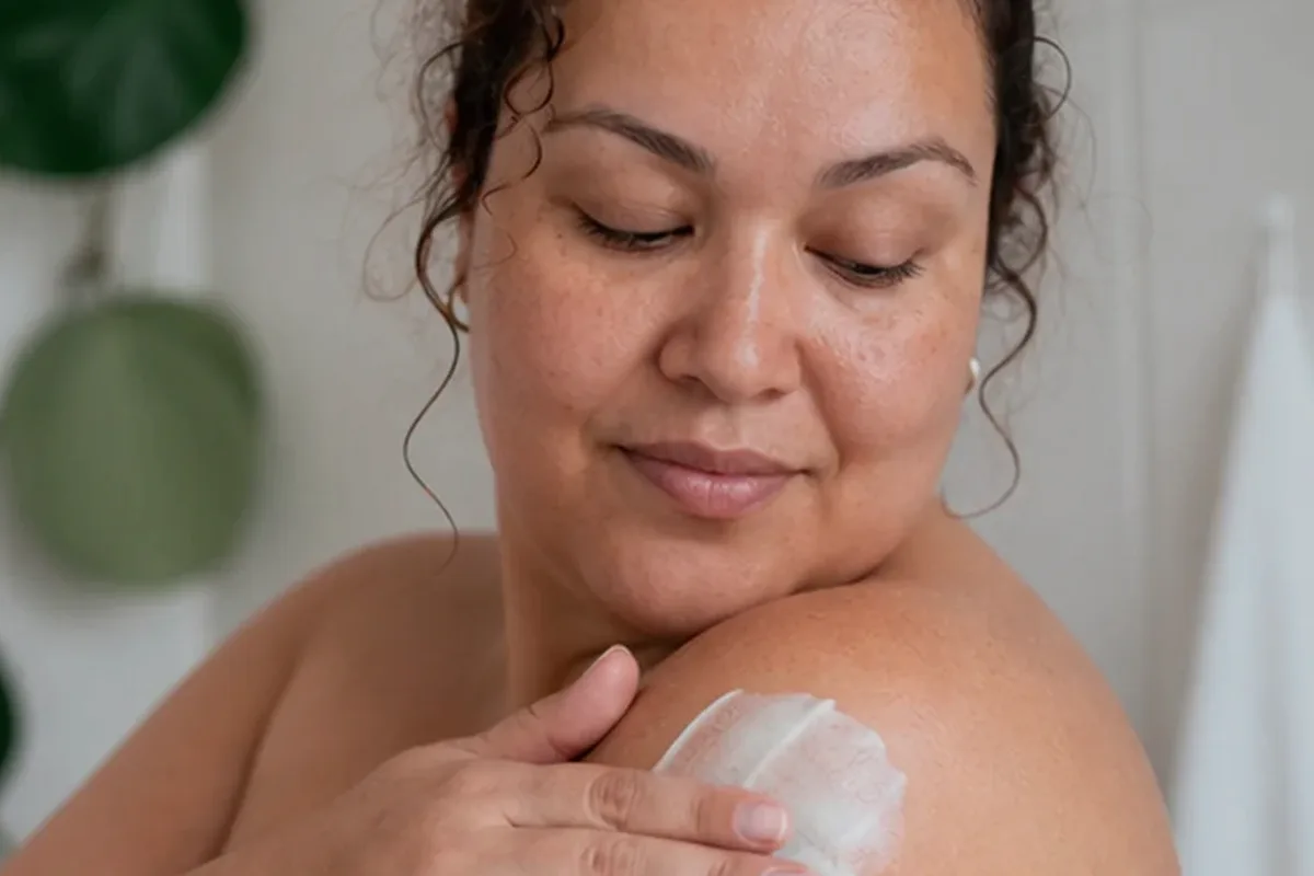 Authentische Beauty-Routine passend zum Thema Waxing-Set für die Bikinizone