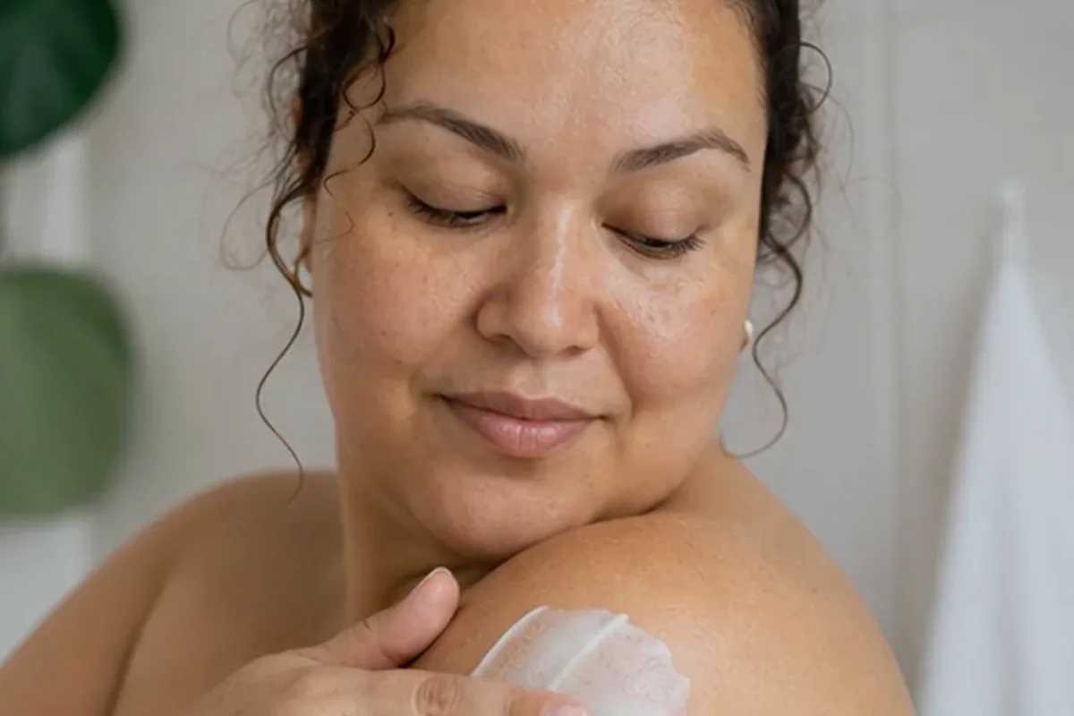 Authentische Beauty-Routine passend zum Thema Peeling vor der Rasur für langanhaltende Glätte