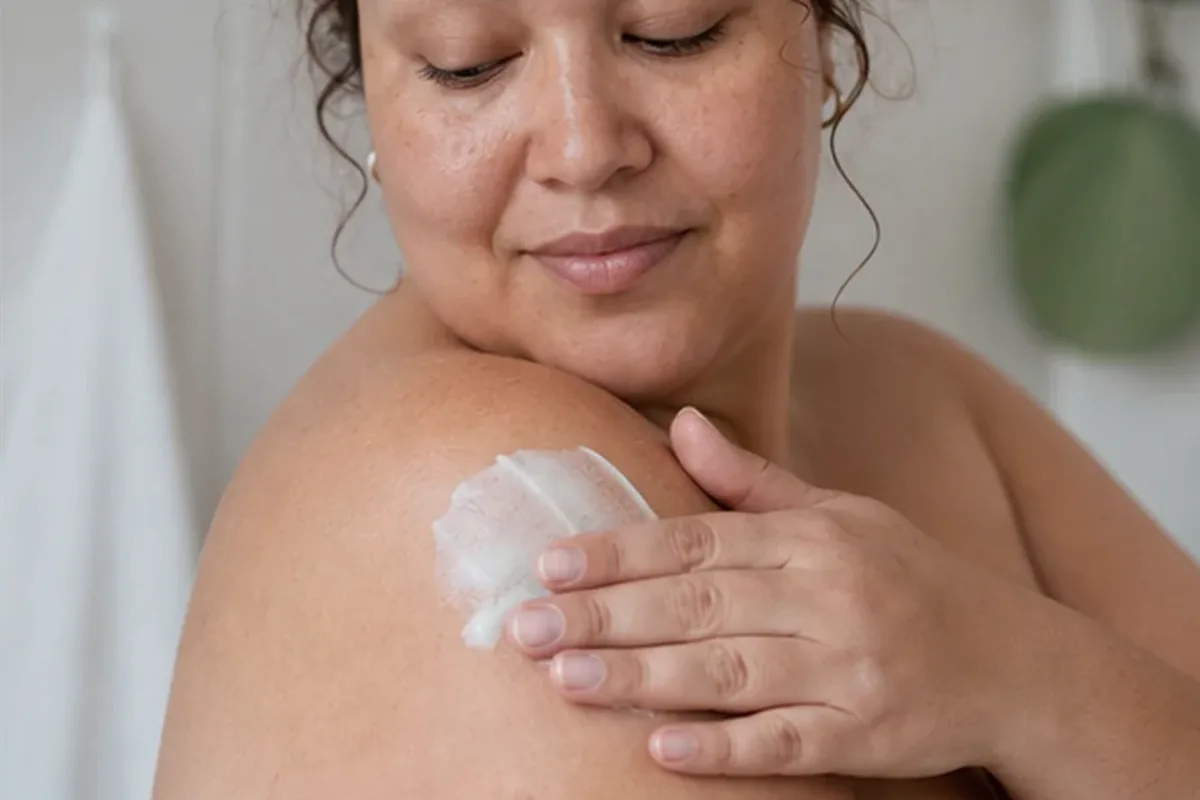 Authentischer Wohlfühlmoment passend zum Beauty-Thema Selbstbräuner für müde Füße
