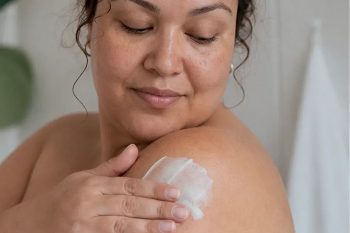 Authentischer Wohlfühlmoment passend zum Beauty-Thema After-Sun-Pflege bei brüchigen Nägeln