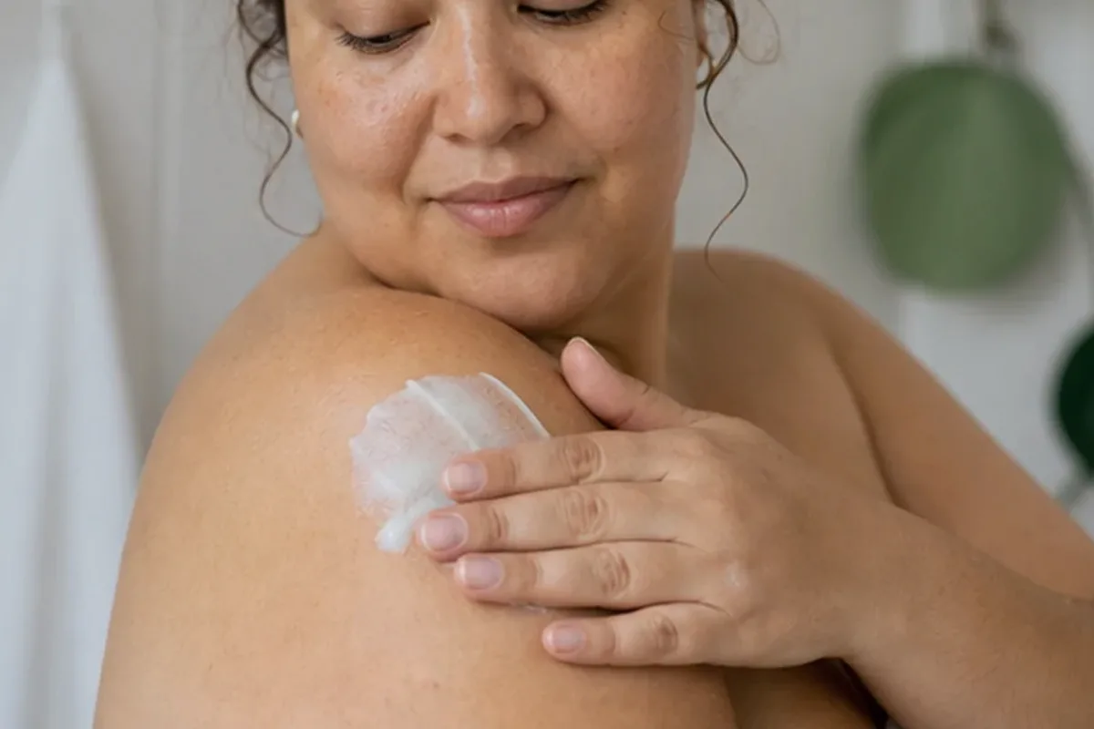 Authentischer Wohlfühlmoment passend zum Beauty-Thema Handcreme für empfindliche Haut