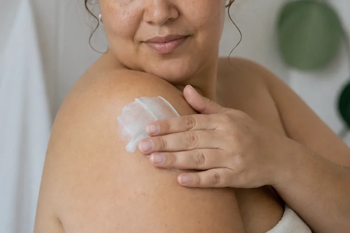Authentischer Wohlfühlmoment passend zum Beauty-Thema Augenbrauen-Trimmer für dunkle Haare