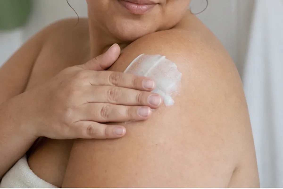 Authentischer Wohlfühlmoment passend zum Beauty-Thema Nagelhärter für trockene Haut