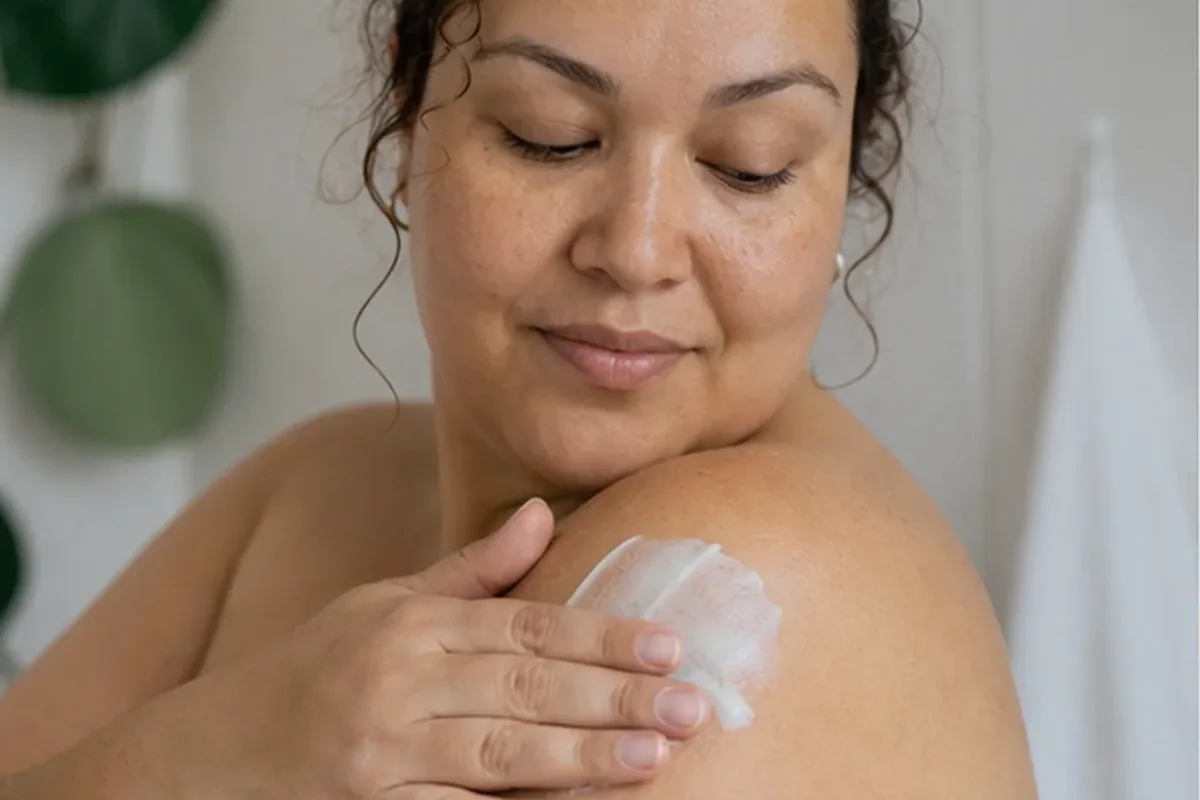 Authentischer Wohlfühlmoment passend zum Beauty-Thema Nassrasierer für die Bikinizone