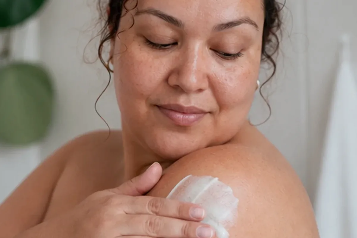 Emotionaler und authentischer Anwendungsmoment rund um Sugaring-Paste für dunkle Haare