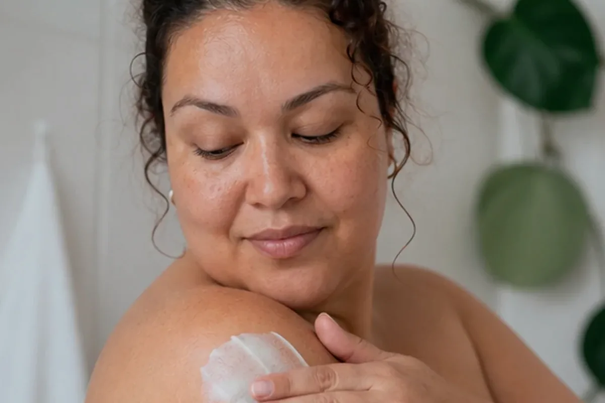Authentischer Wohlfühlmoment passend zum Beauty-Thema Enthaarungscreme für dunkle Haare
