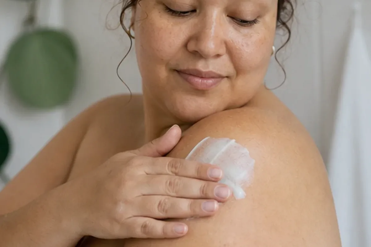 Authentischer Wohlfühlmoment passend zum Beauty-Thema Peeling vor der Rasur für empfindliche Haut