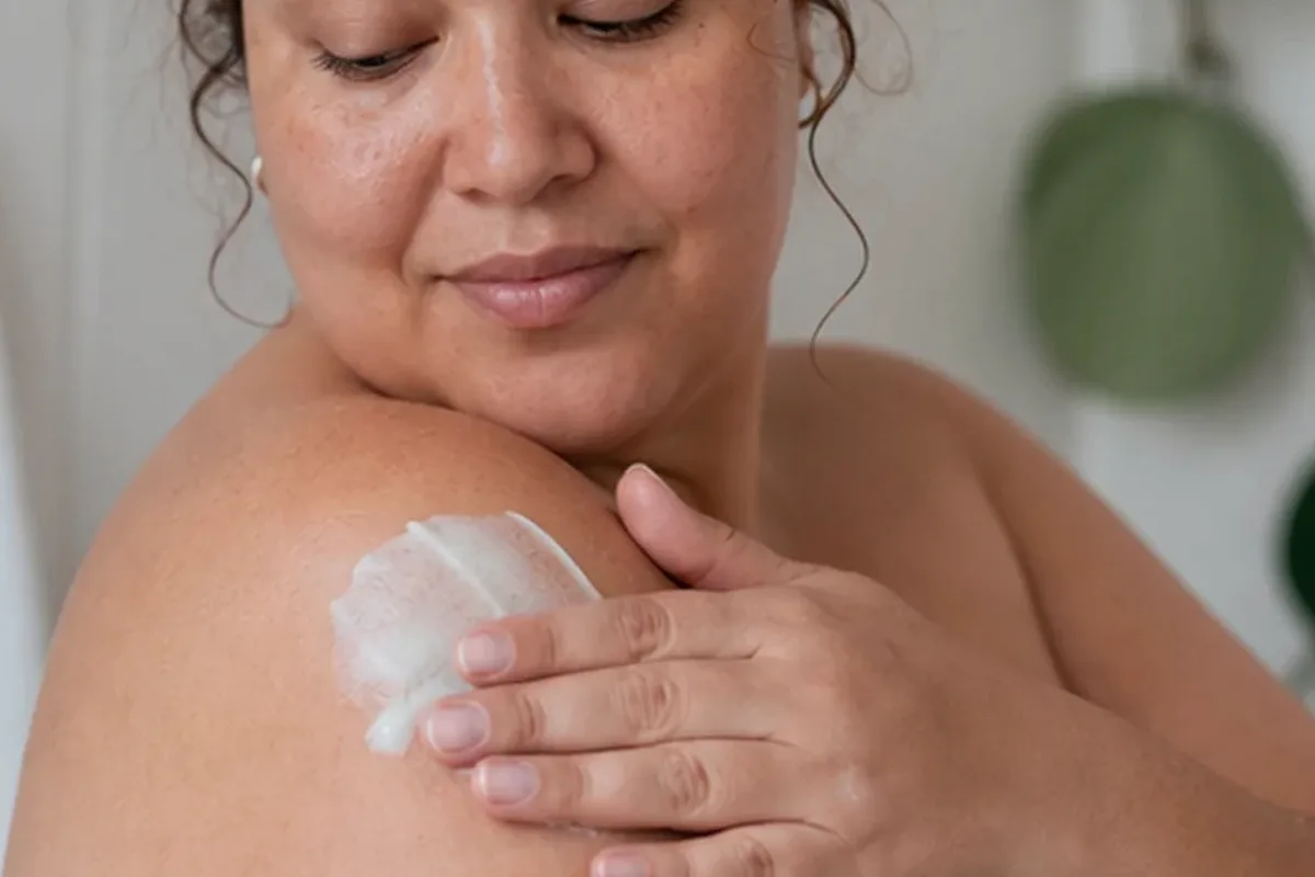 Authentischer Wohlfühlmoment passend zum Beauty-Thema Nassrasierer für dunkle Haare